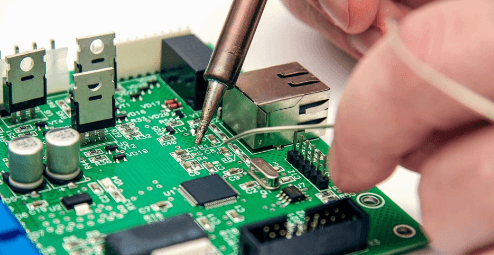 2 nozzle applying solder to a pcb